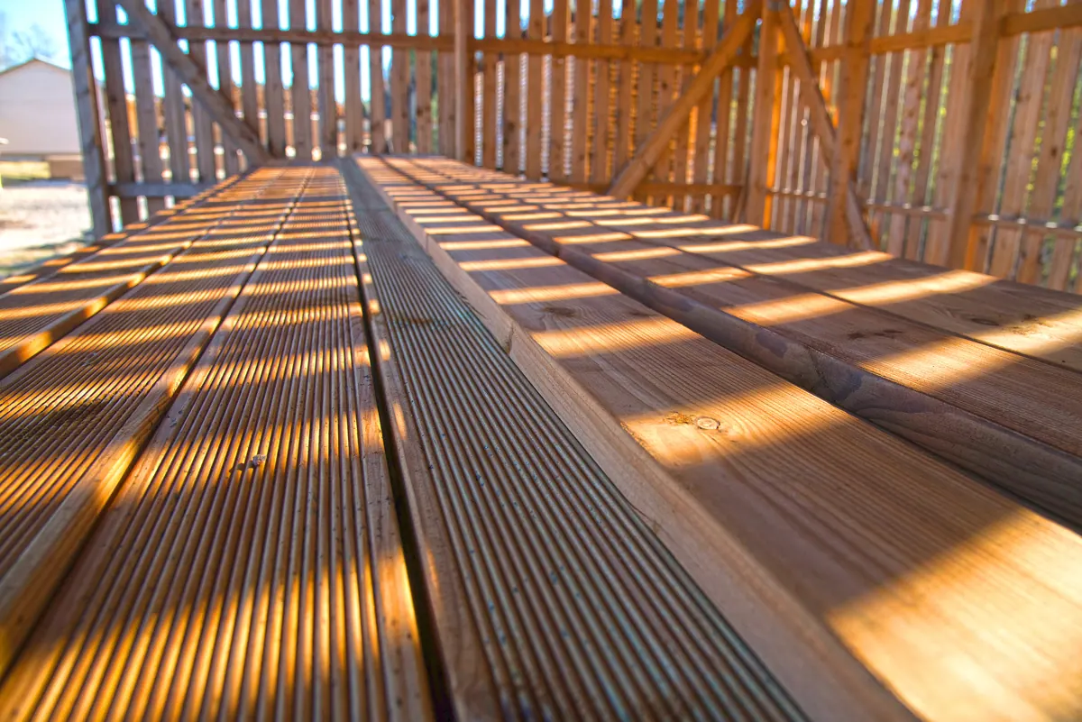 Pikk virn pruune terrassilaudu